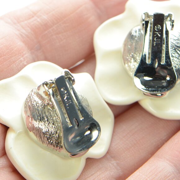 Kenneth Jay Lane KJL White Flower Clip-on Earrings - Picture 4 of 5